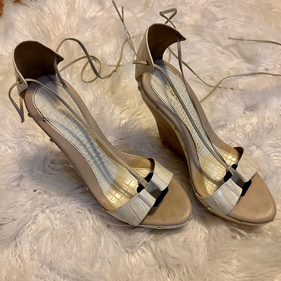 Bebe Heidi style/off white color worn once size 8 - Picture 2 of 12